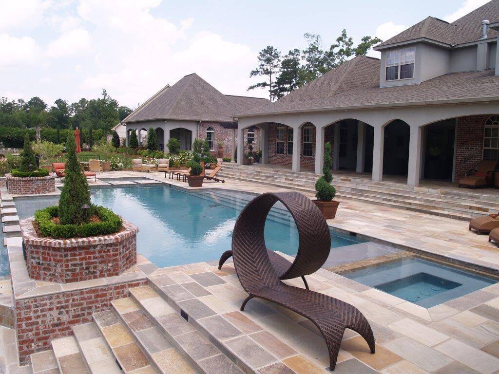 A beautiful geometric swimming pool and spa by Ewing Aquatech.